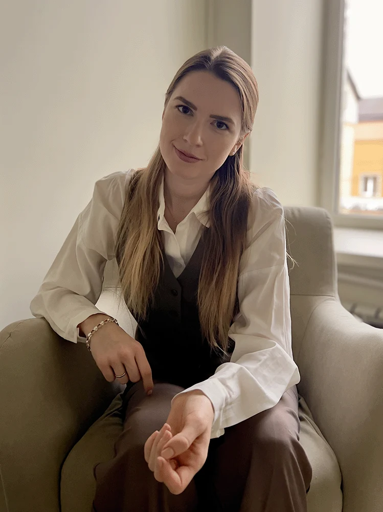 Полина Максимова в кабинете